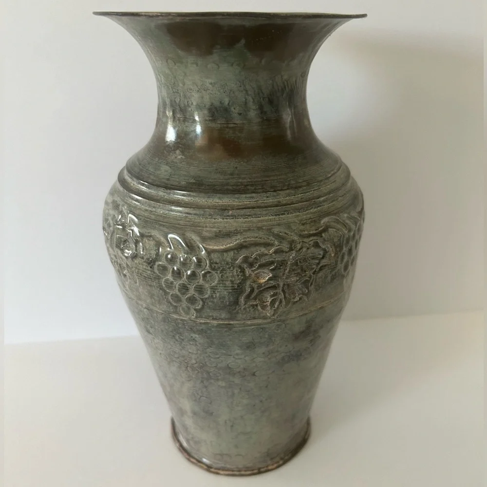 Vintage 10” Hosley Pickled Finish Metal Embossed Grape Design Vase - NWT - Picture 8 of 8